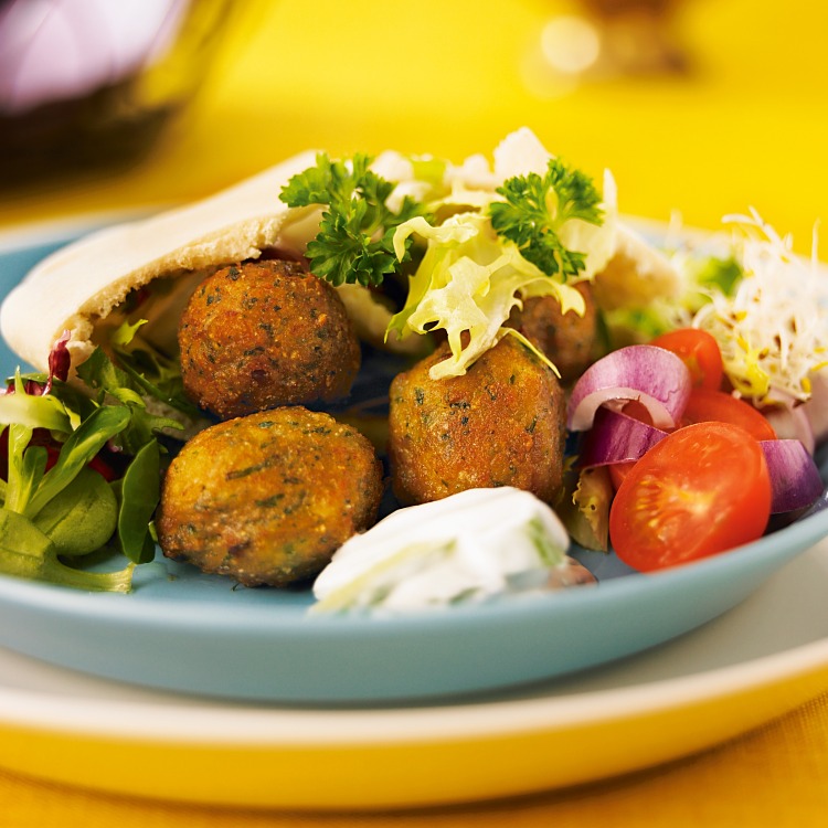 Falafel i pitabröd med sallad