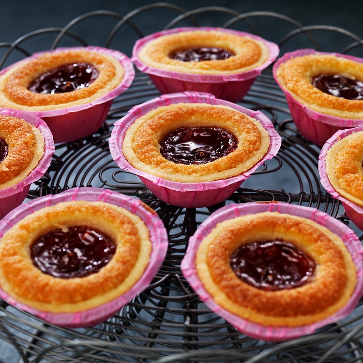 Hallongrottor i rosa muffinsformar