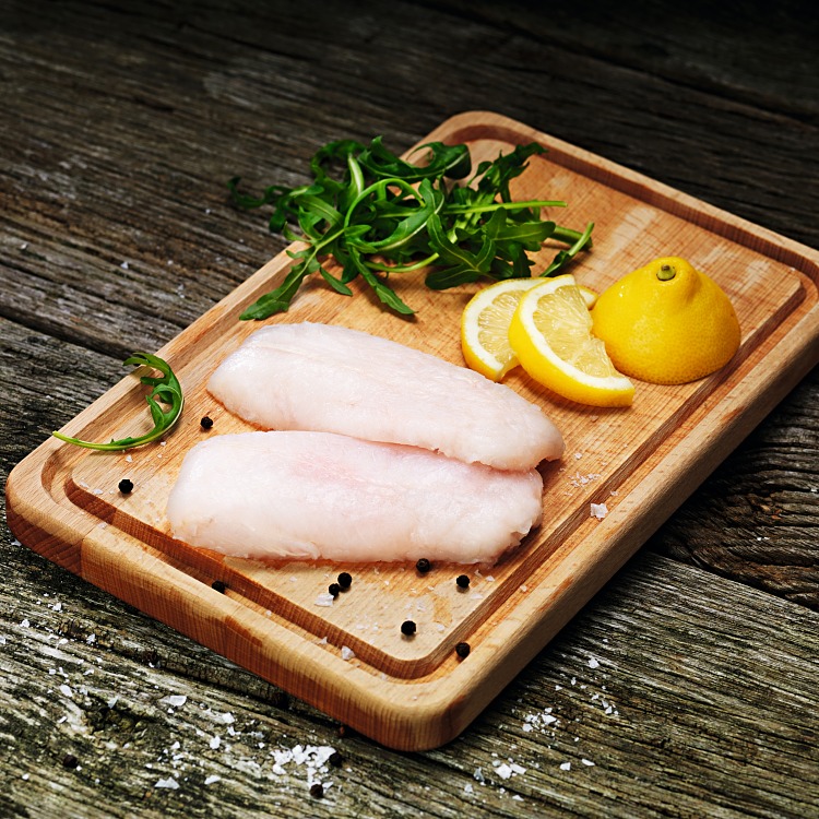 Kapkummelfilé på skärbräda