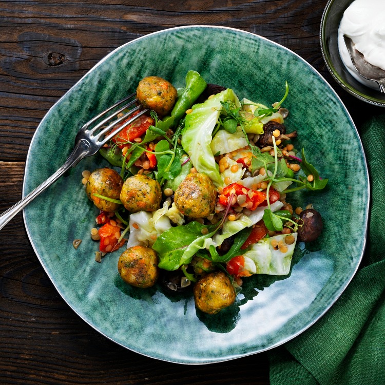 Grönsaksbullar serverade på ett vackert fat med sallad