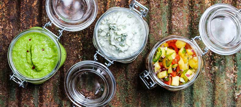 Olika tillbehör i glasburkar