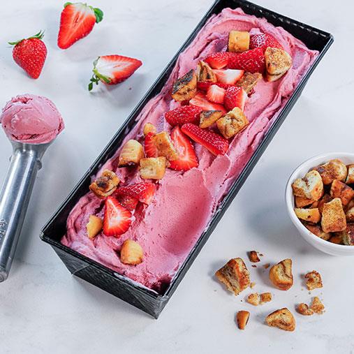 Jordgubbsglass med färskost och bullkrutonger