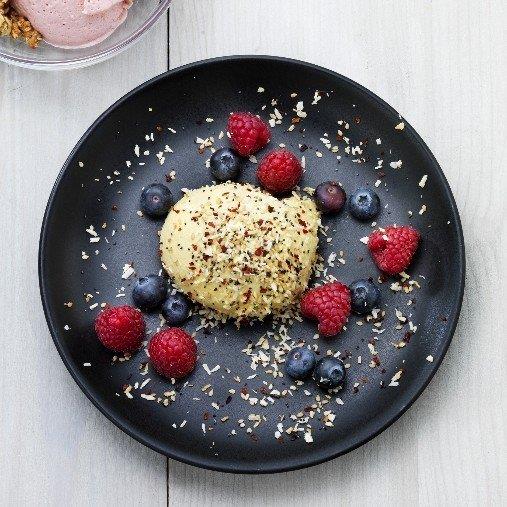 Syrlig mangocheesecake med rostad kokos & chiafrön