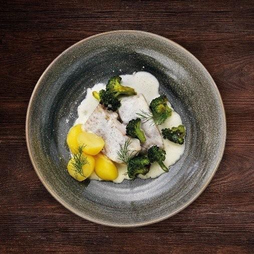 Ångbakad sejfilé med vitvinssås och rostad broccoli