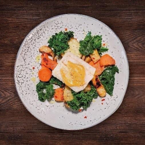 Dijonöverbakad hokifilé med grönkål & chilirostade rotfrukter