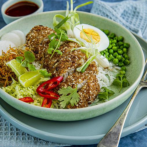 Sprödbakad fisk med kål, ärter, ägg och chili serveras i en skål med BBQ-sås