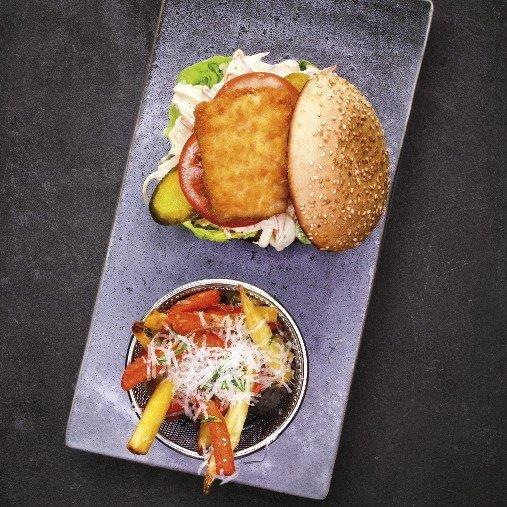Fiskburgare med fänkålsslaw och picklad gurka