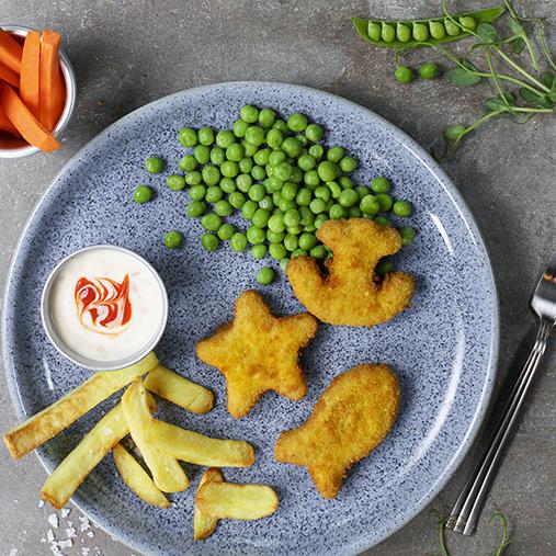 Fiskfigurer med pommes frites och ärter