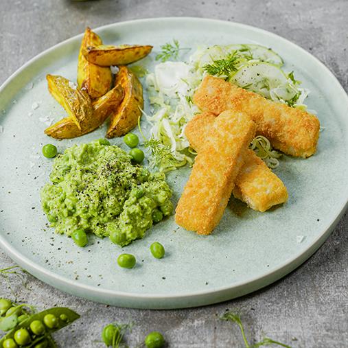Glutenfria fiskpinnar med ärtstomp och fänkålsslaw