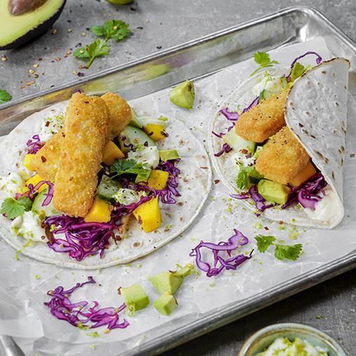 Glutenfria fiskpinnetacos med rödkål och avokado