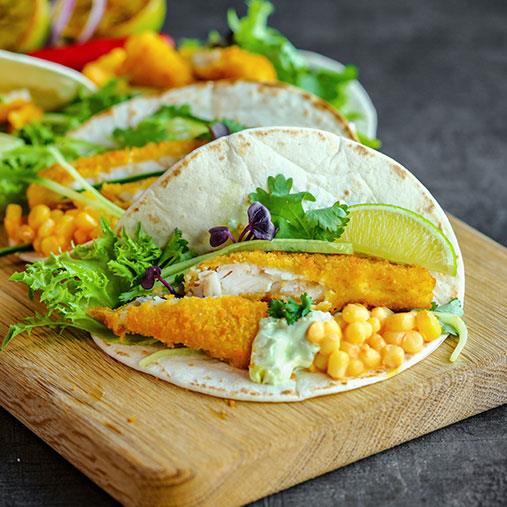 Fisktacos i mjukt bröd med majs och mild guacamole