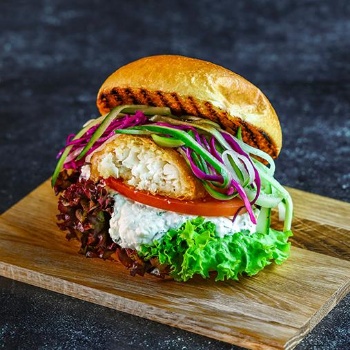 Frasig fiskburgare med picklad rödkål