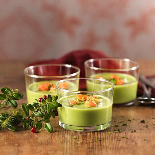 Grön ärtsoppa med kokosmjölk och rökt lax