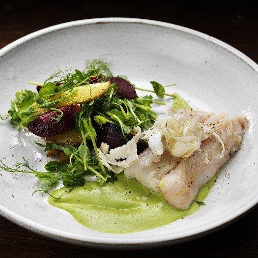Hoki med pepparrotsdoftande grönärtsås och rostade rödbetor