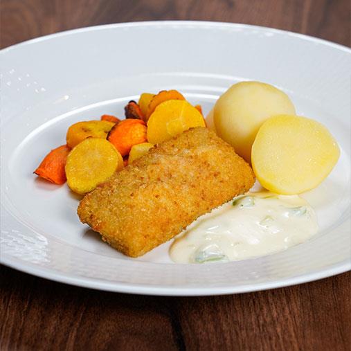 Panerad fisk med potatis, rostade morötter och purjolökssås