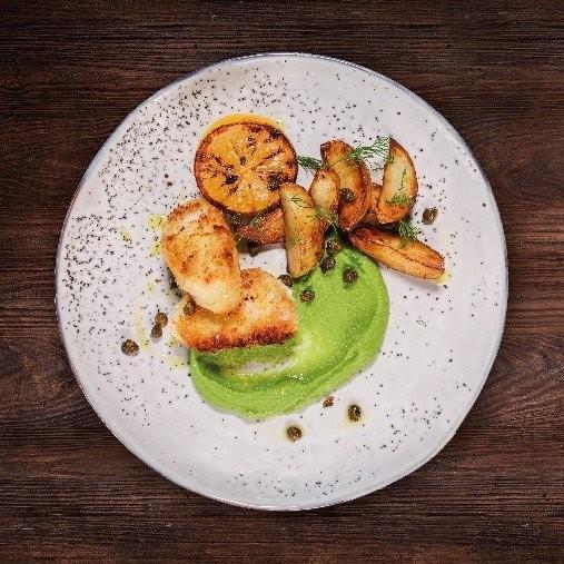 Pankopanerad torskfilé, friterad kapris och grönärtspuré