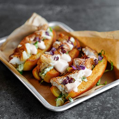 Pulled torsk i briochebröd med srirachamajonnäs och avokadokräm