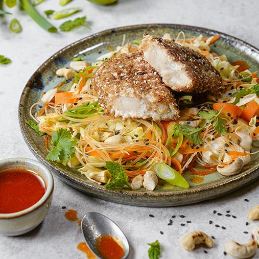 Sprödbakad fisk med nudlar, grönsaker & chilisås