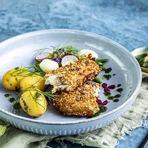 Sprödbakad fisk med kokt potatis, haricots verts och örtolja