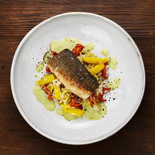 Stekt torskrygg med gulbeta vichy serverad med mild grönpepparsås