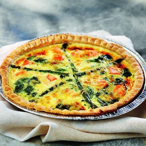 Stor paj med lax, sparris och bladspenat