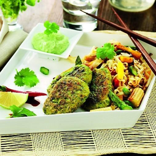 Ärtbiffar med nudelsallad och wasabicrème