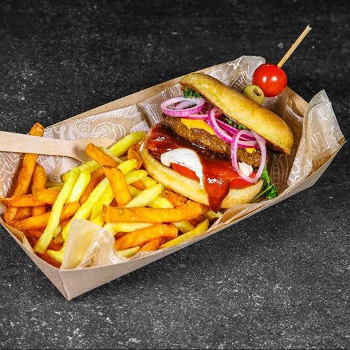 BBQ Cheese Quornburgare med picklad rödlök, briochebröd, spettad med oliv och tomat