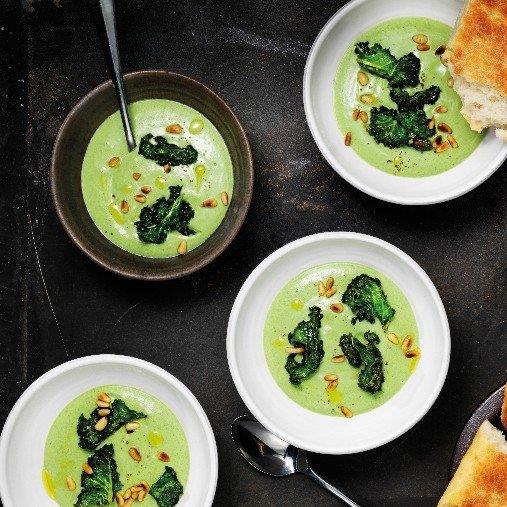 Blomkål & grönkålssoppa med rostade pinjenötter