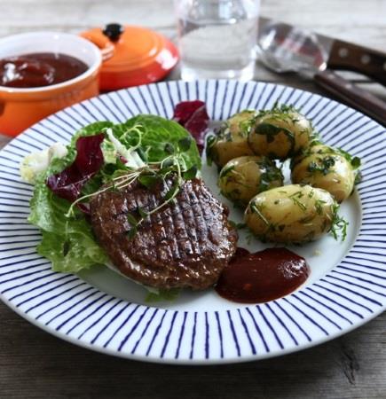 Burgare med örtslungad potatis och BBQ-sås