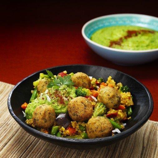 Falafel med couscouspytt och hummus på gröna ärter