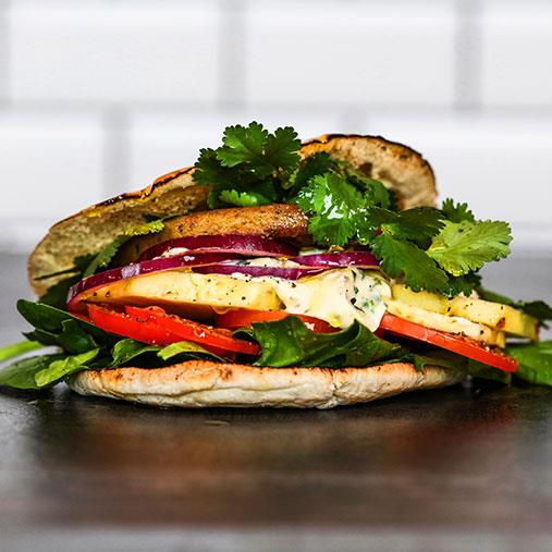 Falafelburgare i pitabröd med ananas