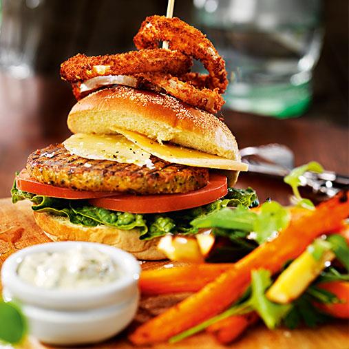 Falafelburgare, rostade rotfrukter och dragondipp