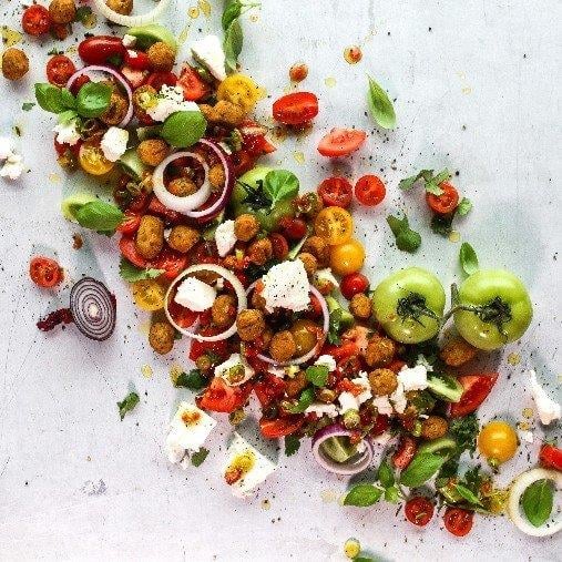 Falafelsallad med solsötade tomater och grekisk fetaost