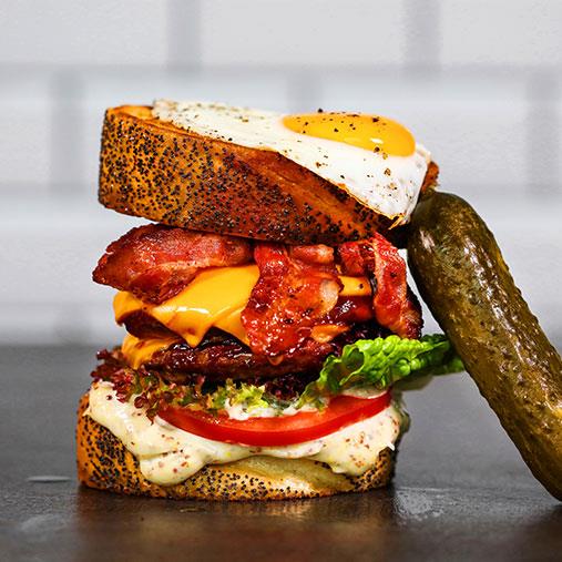 Grillad Pease burgare med ägg och bacon