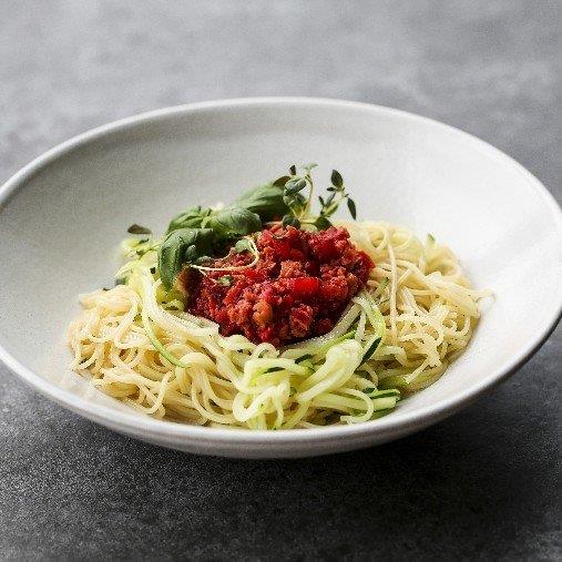 Pease bolognese med pasta och zucchini