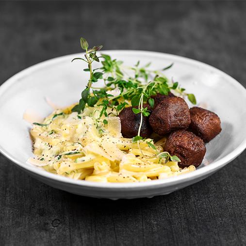 Pease bullar med pasta och grönpepparsås