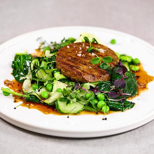 Pease burgare med gröna tillbehör