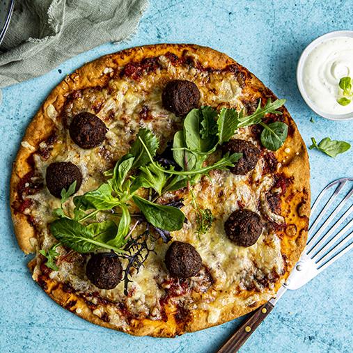 Pizza med vegobullar, ost och grönsallad