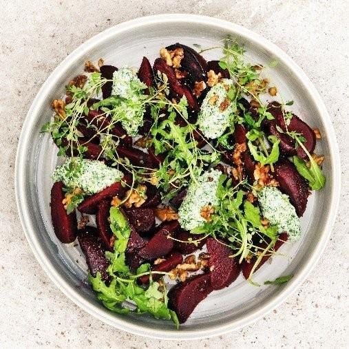 Rödbetor med valnötskrisp och grönkålskräm