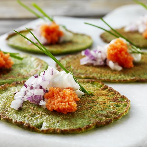 Spenatplättar med rom och hackad rödlök