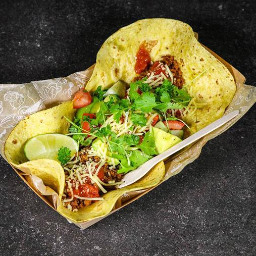 Tortillia fylld med Veggiefärs. salsa, riven ost, sallad och avokado