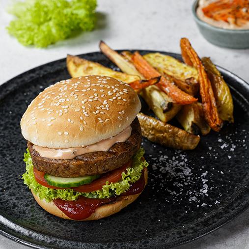 Vegansk burgare med tomat, gurka & majo