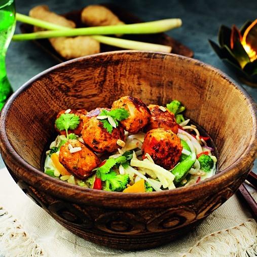 Kycklingköttbullar och nudelsallad thaistyle