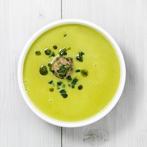 Grönärtsoppa med kavringsboll och örtolja