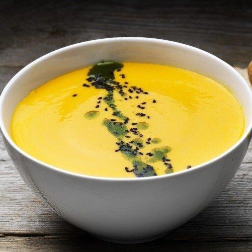 Majs och morotssoppa med ingefära och örtolja