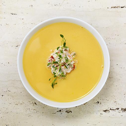 Skördesoppa med färskost rullad i gräslök