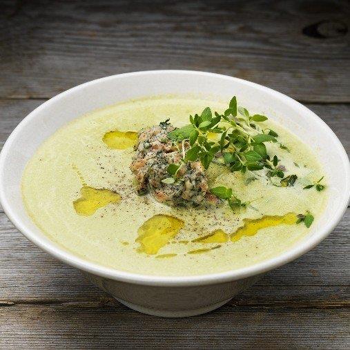 Vårgrön sparrissoppa med ägg och laxboll
